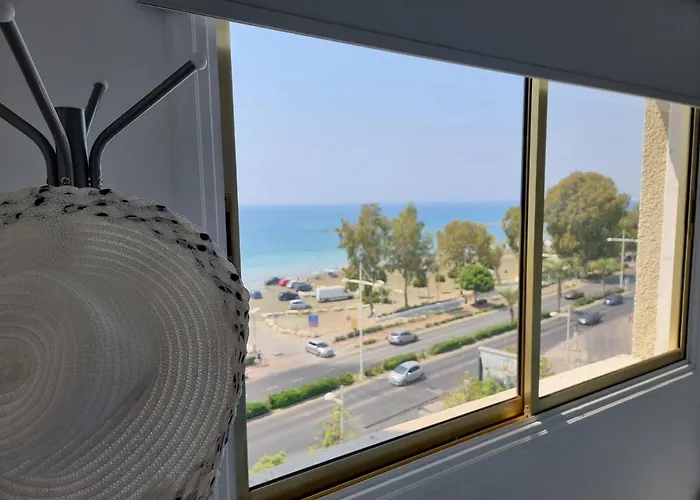 Super Modern Beachfront 1 Bedroom - Sleeps 4 Apartmán