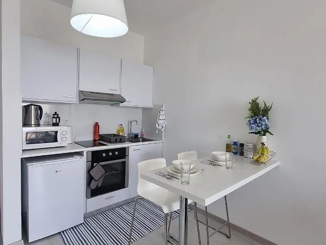 Super Modern Beachfront 1 Bedroom - Sleeps 4 Apartmán *