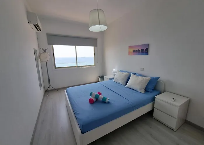 Super Modern Beachfront 1 Bedroom - Sleeps 4 Apartmán