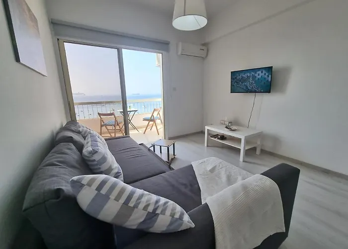 Super Modern Beachfront 1 Bedroom - Sleeps 4