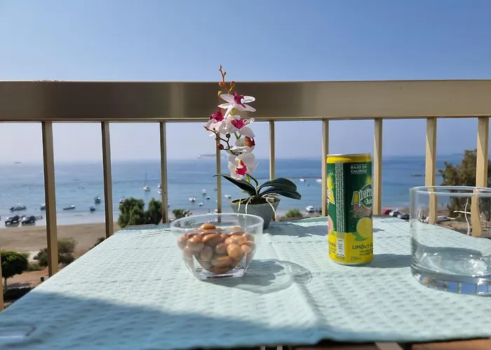 Super Modern Beachfront 1 Bedroom - Sleeps 4 Apartmán Lemesos