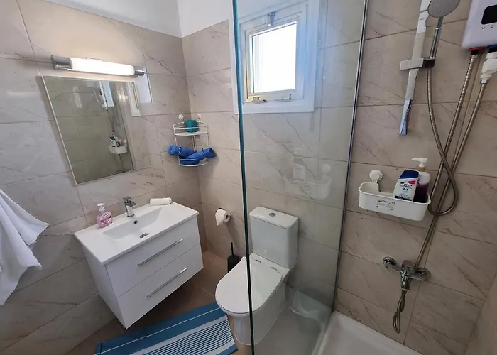 Super Modern Beachfront 1 Bedroom - Sleeps 4 Apartmán