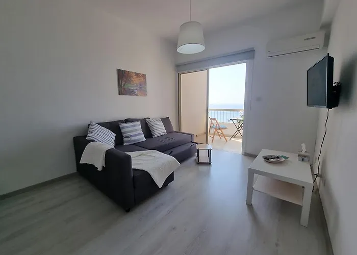 Super Modern Beachfront 1 Bedroom - Sleeps 4 Lemesos