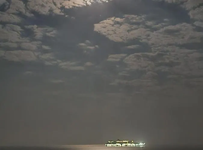 Super Modern Beachfront 1 Bedroom - Sleeps 4 Lemesos