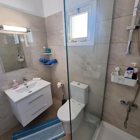 Super Modern Beachfront 1 Bedroom - Sleeps 4 Apartament