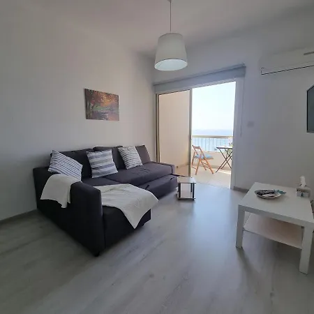Super Modern Beachfront 1 Bedroom - Sleeps 4 Лимасол
