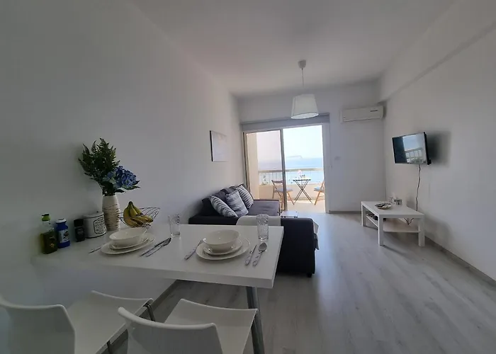 Super Modern Beachfront 1 Bedroom - Sleeps 4 Apartman *