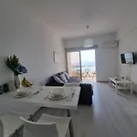 Super Modern Beachfront 1 Bedroom - Sleeps 4 شقة *
