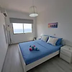 Super Modern Beachfront 1 Bedroom - Sleeps 4 شقة