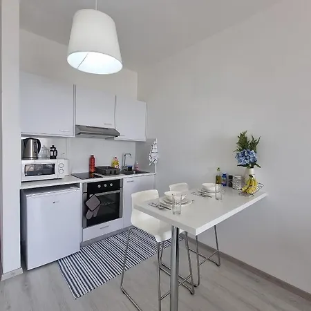 Super Modern Beachfront 1 Bedroom - Sleeps 4 Апартаменты *