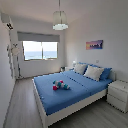 Super Modern Beachfront 1 Bedroom - Sleeps 4 Апартаменты